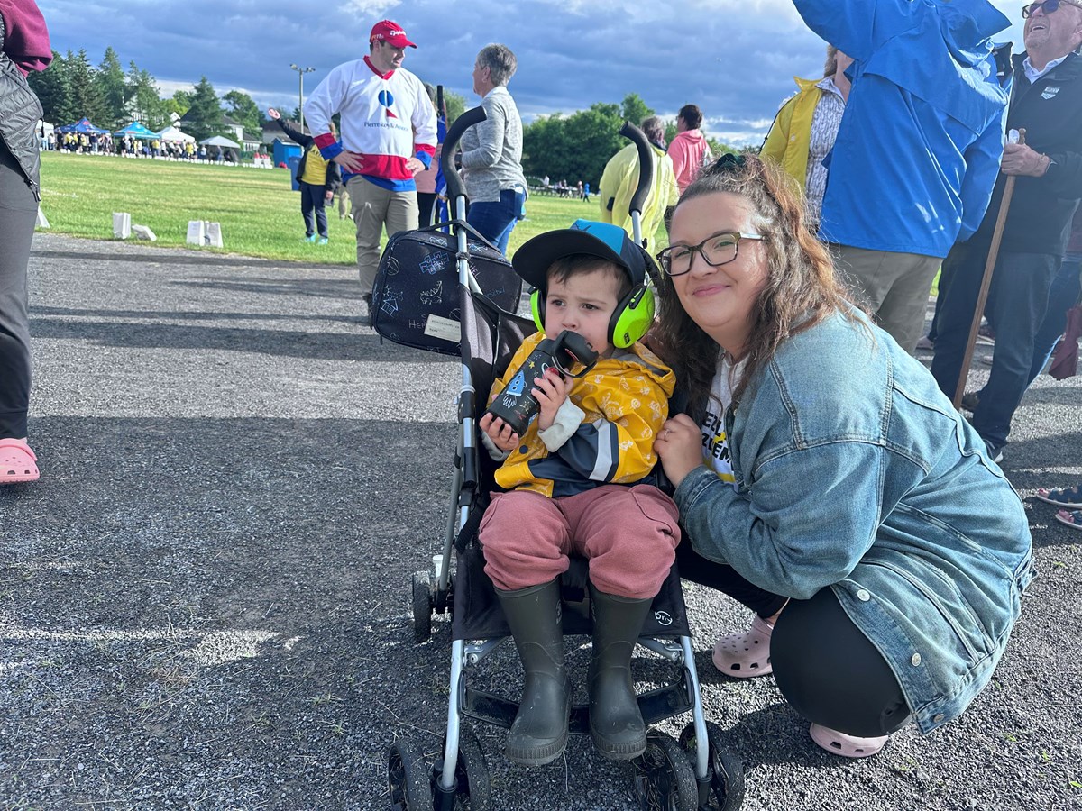 Un très jeune participant à la marche, fils d'Alexandre et de Claudia, Victor