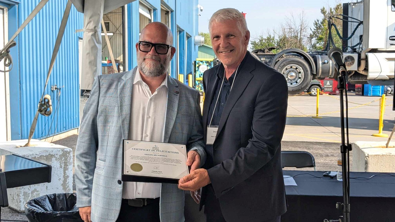 Le représentant du député Claude Reid, Pierre Montreuil, a remis un certificat de félicitations à Frédéric Lafleur