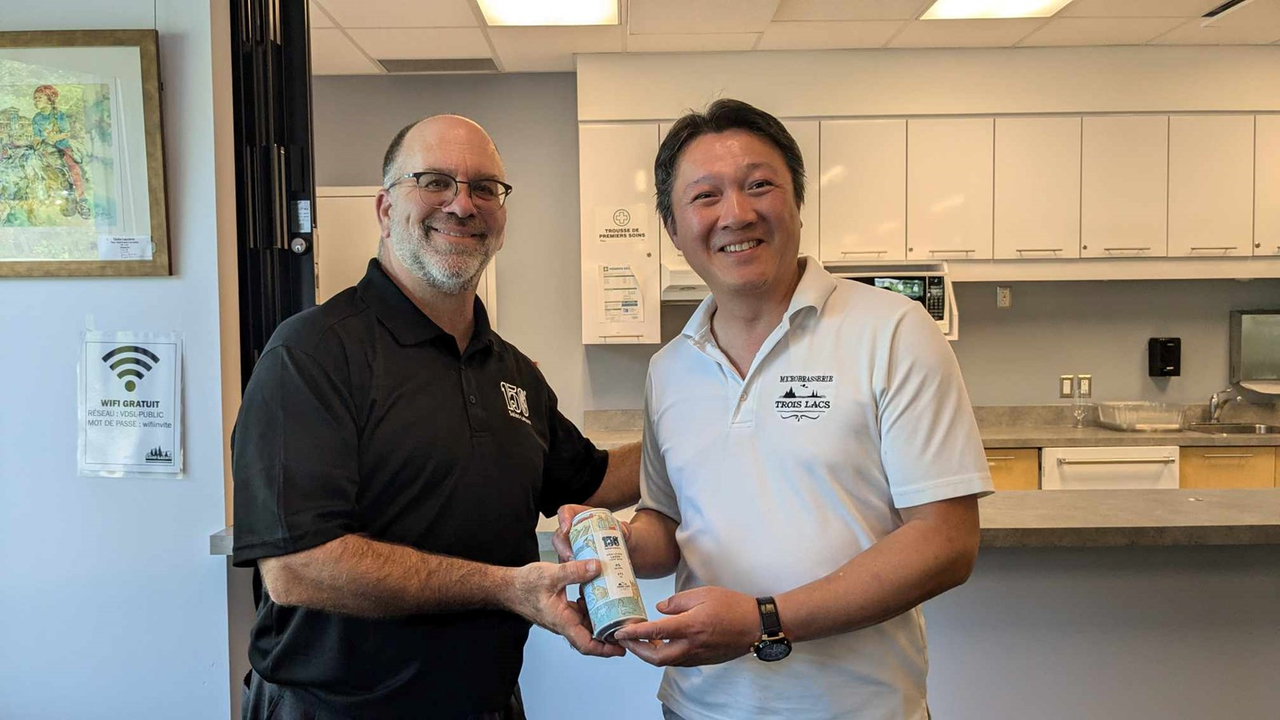 Le président du comité des Fêtes du 150e de Saint-Lazare, Paul Lavigne, prend la pose avec Michel Chen de la Microbrasserie Trois-Lacs