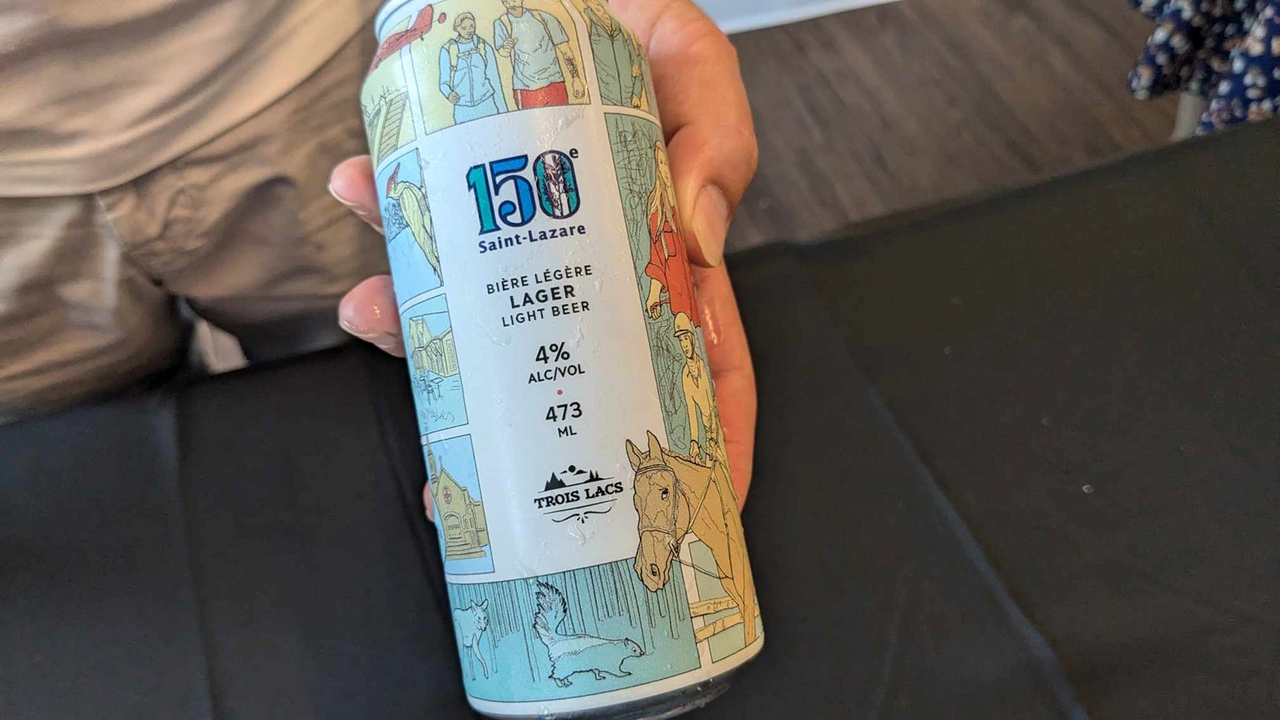 La bière du 150e anniversaire sera proposée aux intéressés au Festi-Ouest 2024 avant d'être remise sur les tablettes des resto, bars et épiceries de la région en décembre pour un an