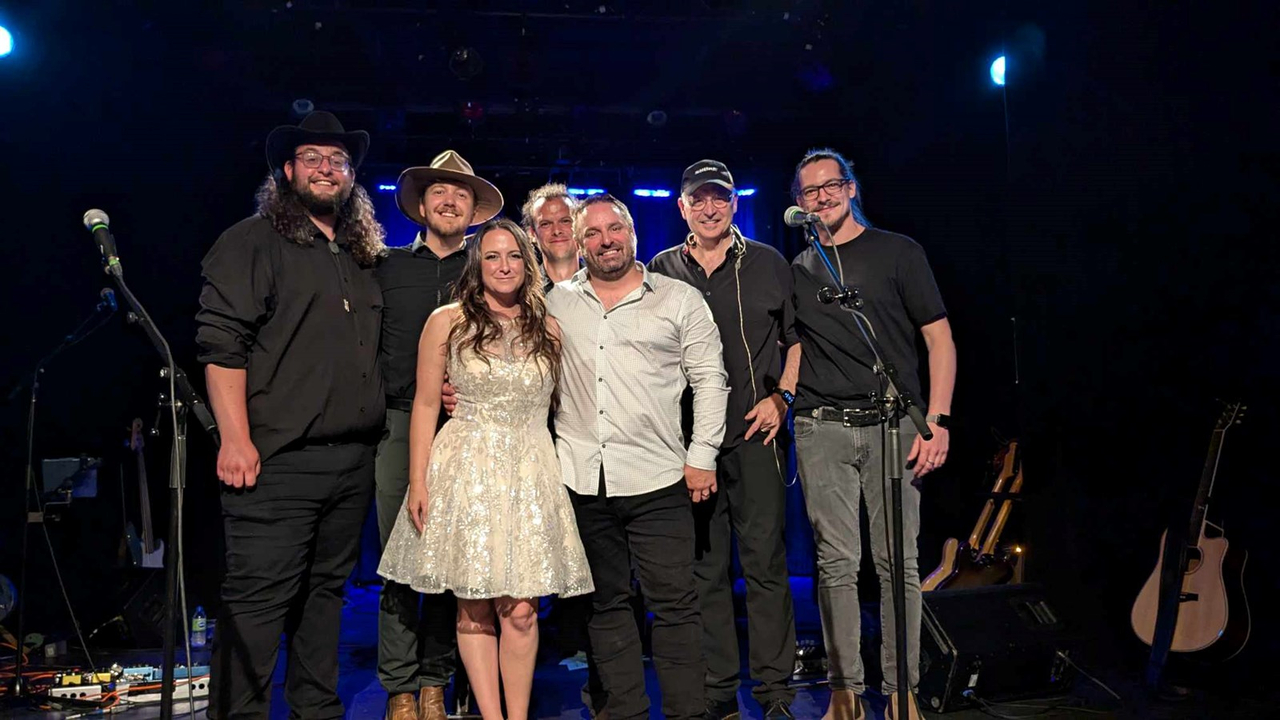Atémi prend la pose avec ses musiciens à la suite du lancement de son second album Jouer avec le temps