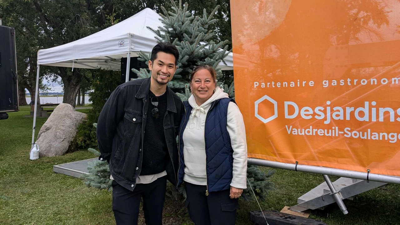 Cette année, c'est l'ancien candidat de l'édition 2023 des Chefs!, Michael Ho, qui jouait le rôle de chef invité. Il pose ici avec la mairesse de Notre-Dame-de-l'Île-Perrot, Danie Deschênes