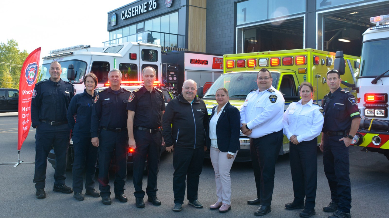 Daniel Garandel, préventionniste et pompier, Judith Boyer, pompière, Stéphane Séguin, directeur adjoint - SSI Pincourt/NDIP, Yanick Bernier, directeur - SSI/Pincourt, Claude Comeau, maire de Pincourt, Danie Deschênes, mairesse de Notre-Dame-de-l'Île-Perrot, Jérémy Ménard, directeur général adjoint – CÉTAM, Pascale Boulé, cheffe de division aux opérations – CÉTAM et Dominique Ranger, superviseur - CÉTAM