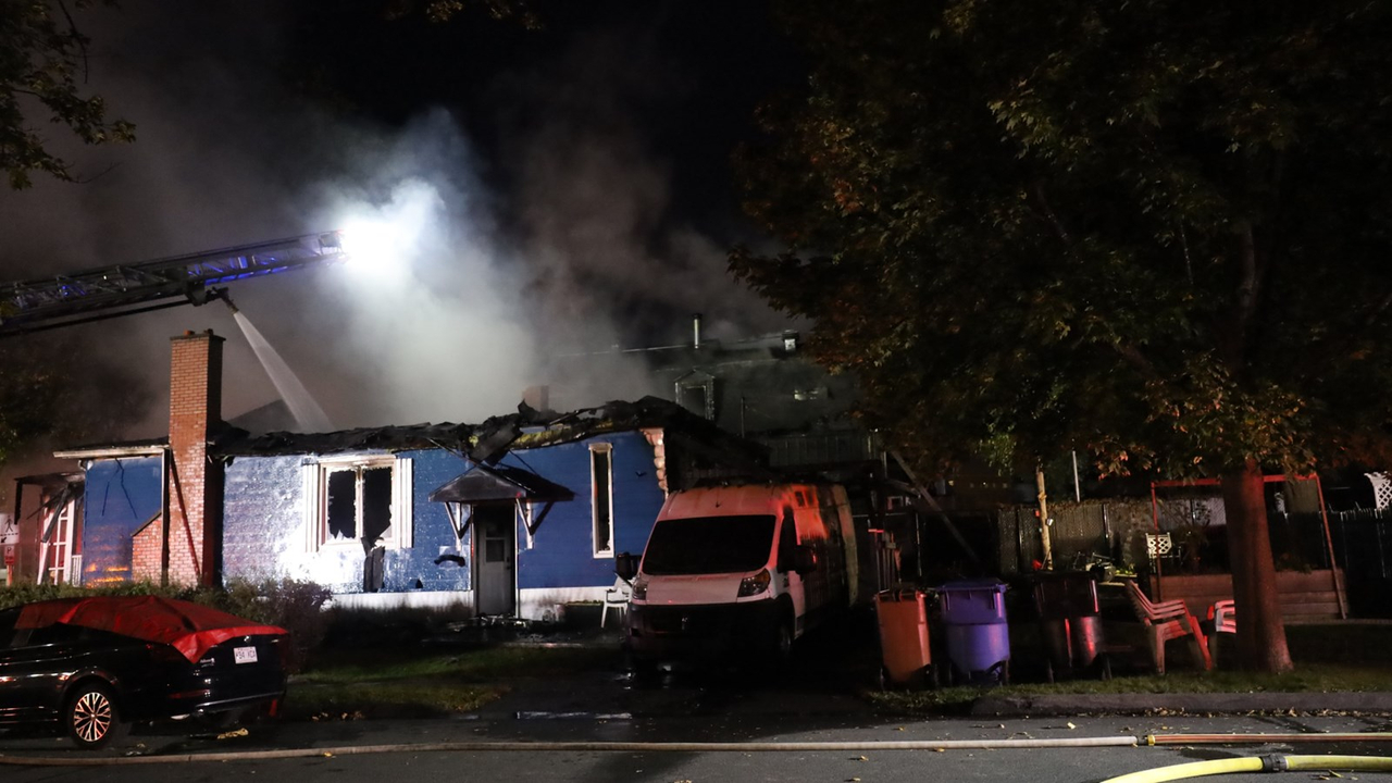 Deux résidences endommagées par les flammes sur la rue Académie