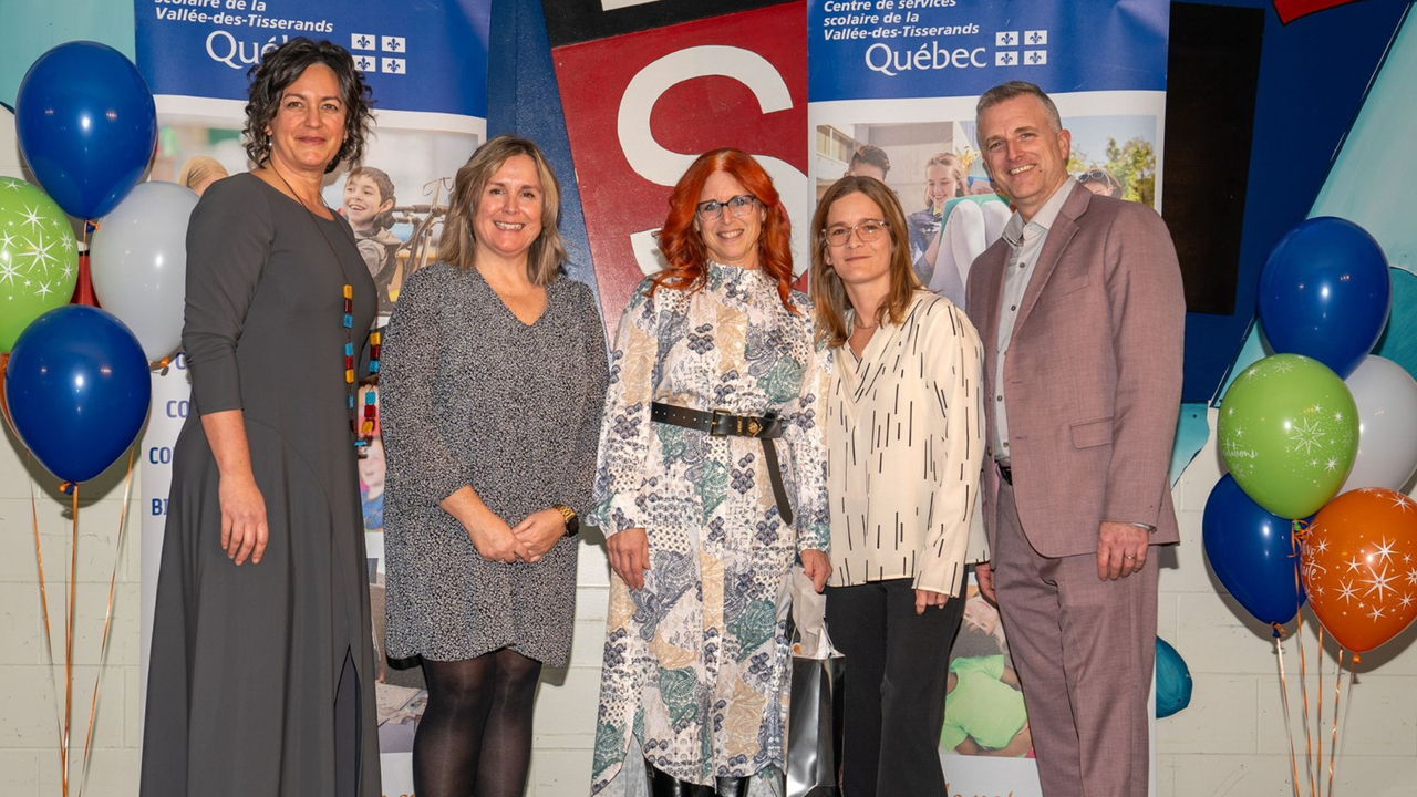 De gauche à droite : Suzie Vranderick, directrice générale du CSSVT; Julie Piché, directrice à l’école Frédéric-Girard / Dominique-Savio; Manon Robichaud, enseignante, qui célébrait ses 30 ans de loyaux services au sein du CSSVT; Christine Lajeunesse, directrice adjointe à l’école Frédéric-Girard / Dominique-Savio; François Robichaud, directeur général adjoint à la réussite