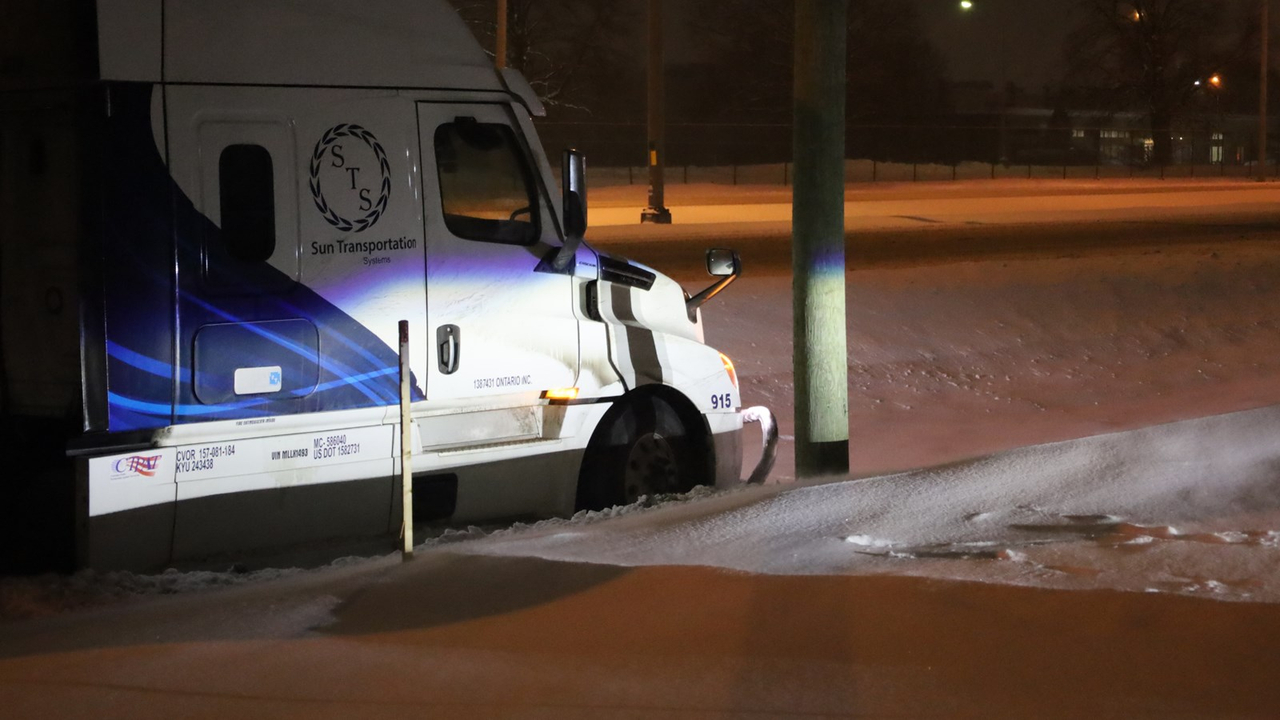 Une semi-remorque impliquée dans une sortie de route
