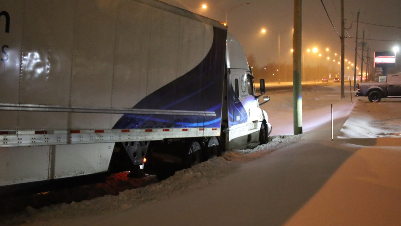 Une semi-remorque impliquée dans une sortie de route