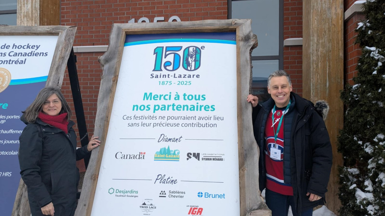 La mairesse de Saint-Lazare, Geneviève Lachance pose avec le député de Vaudreuil-Soulanges, Peter Schiefke