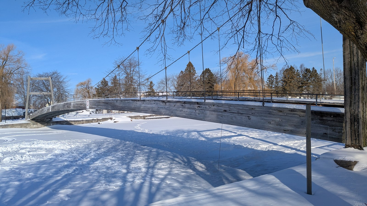 Le pont piéton du parc Thomas-Monroe sera finalement réparé