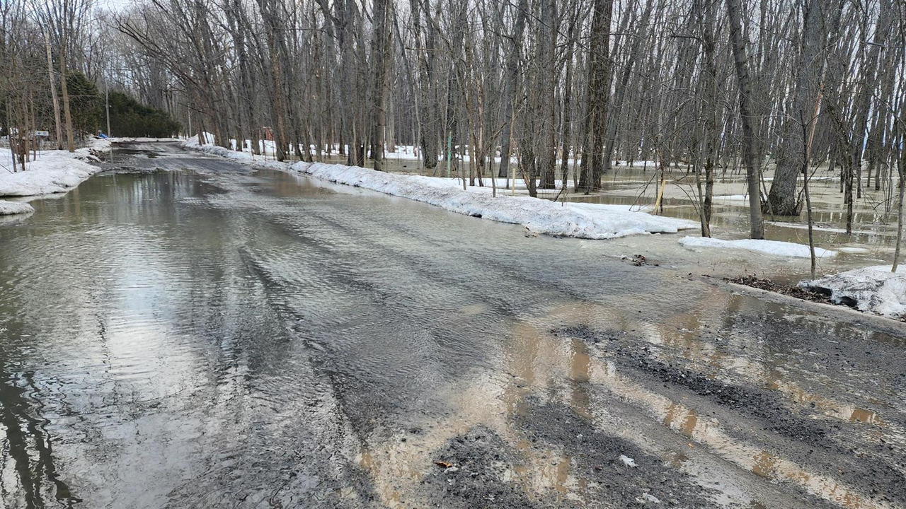 L'eau a atteint la rue Pointe-à-la-Raquette ce vendredi 21 mars en matinée