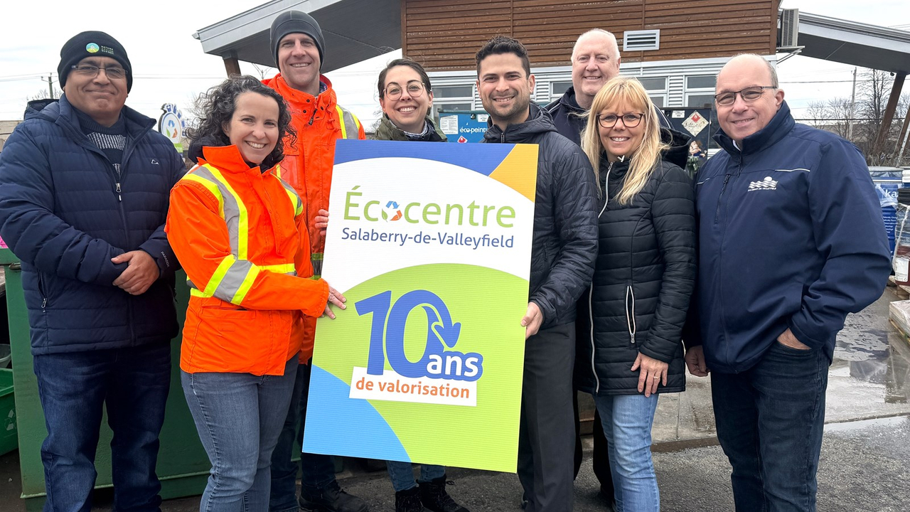 De gauche à droite sur l’image : Julio Luna et Myriam Ferland (Nature Action), David Funk (Ville de Salaberry-de-Valleyfield), Katherine Matteau (MRC Beauharnois-Salaberry), Miguel Lemieux (maire, Ville de Salaberry-de-Valleyfield), Jean-Marc Rochon (conseiller municipal, Ville de Salaberry-de-Valleyfield), France Chenail (conseillère municipale, Ville de Salaberry-de-Valleyfield) et Stéphane Leduc (conseiller municipal, Ville de Salaberry-de-Valleyfield)
