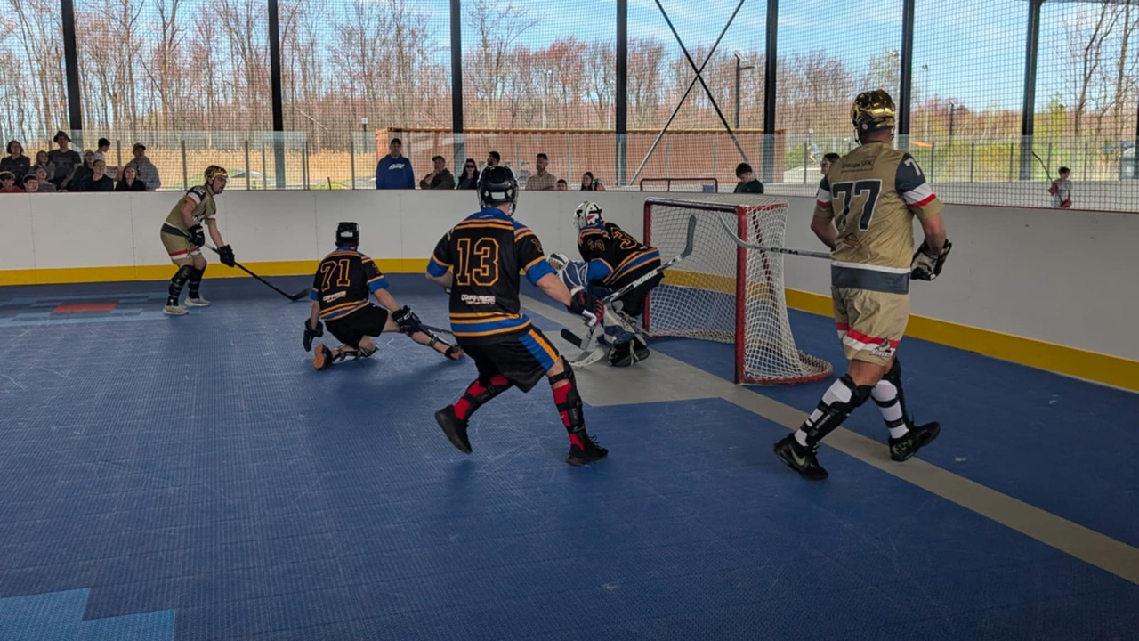 Saint-Zotique : inauguration de la nouvelle plateforme de Dek Hockey
