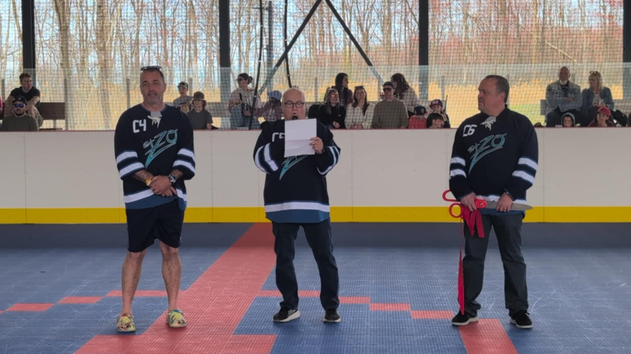 Saint-Zotique : inauguration de la nouvelle plateforme de Dek Hockey