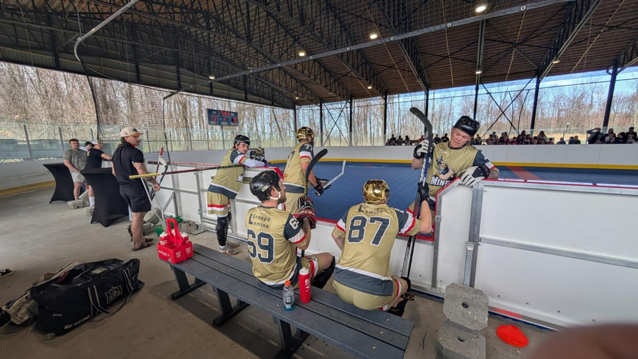 Saint-Zotique : inauguration de la nouvelle plateforme de Dek Hockey