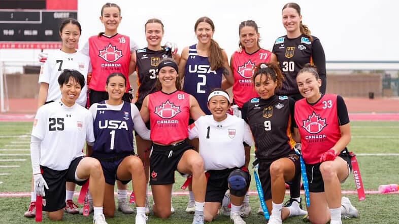 Laura et d'autres joueuses d'Équipe Canada avec des joueuses de d'autres pays.