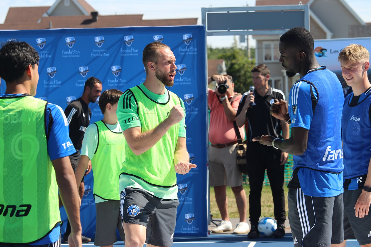 Les joueurs du CF Montréal sur le terrain avec les jeunes des Coteaux