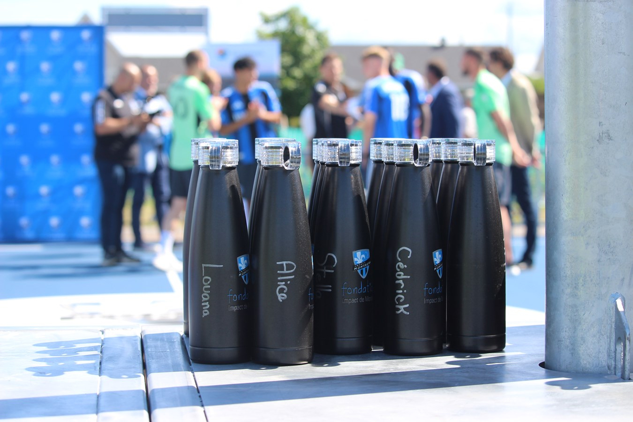 Les joueurs du CF Montréal sur le terrain avec les jeunes des Coteaux