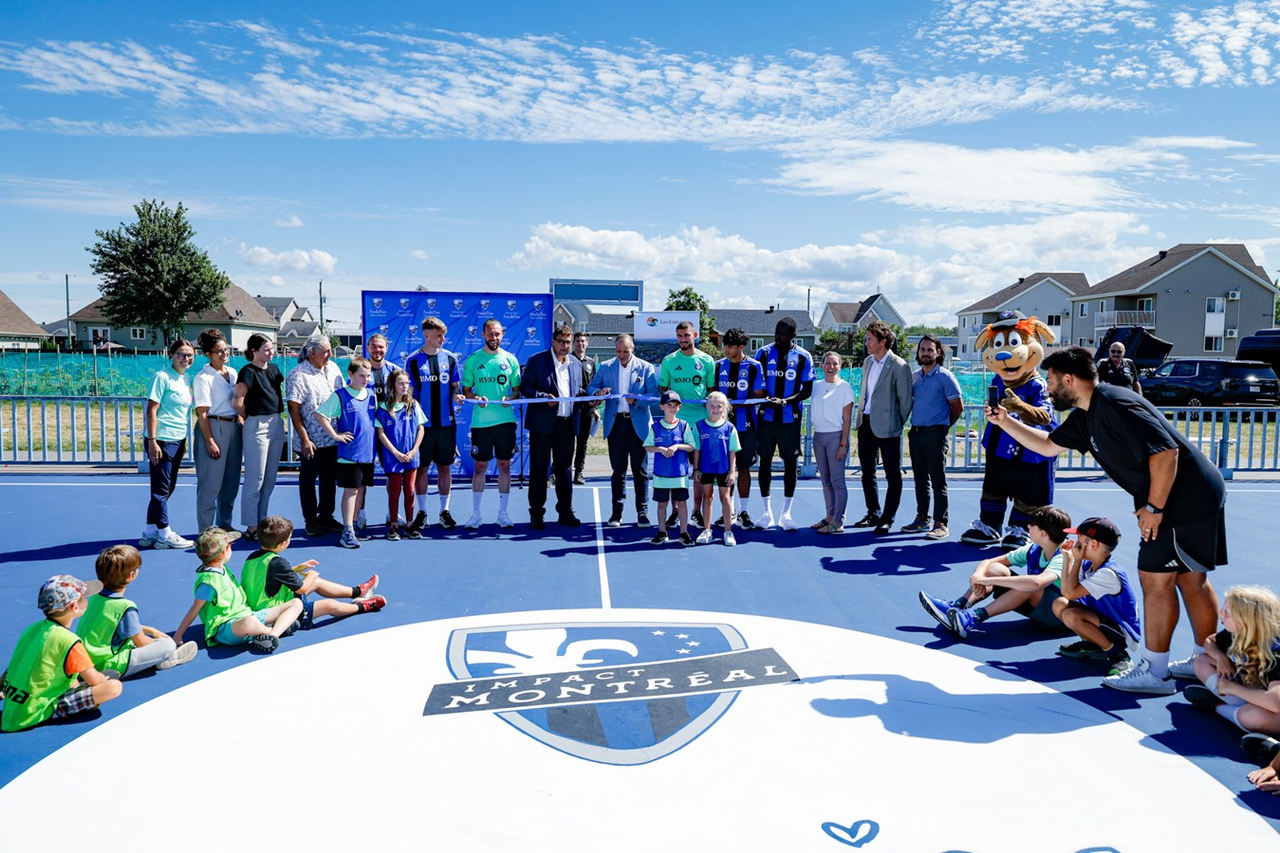 Les joueurs du CF Montréal sur le terrain avec les jeunes des Coteaux