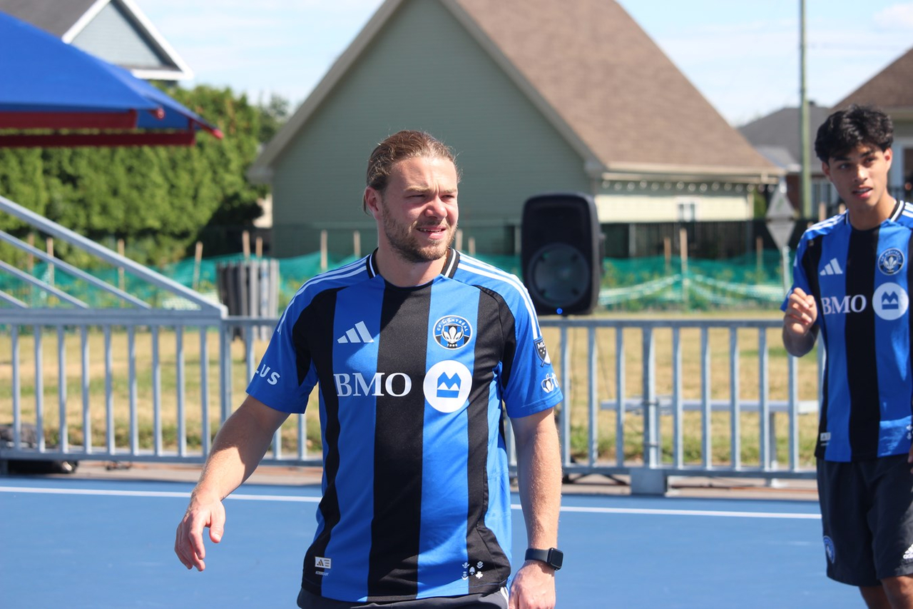 Les joueurs du CF Montréal sur le terrain avec les jeunes des Coteaux
