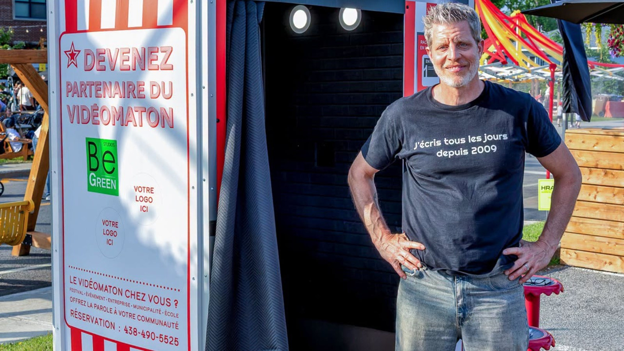 Un vidéomaton qui était disposé sur le site tout au long de l'événement qui visait à recueillir des témoignages sur l’activité en vue de l'exposition sur le Festival de cirque présentée cet automne au Pôle municipal
