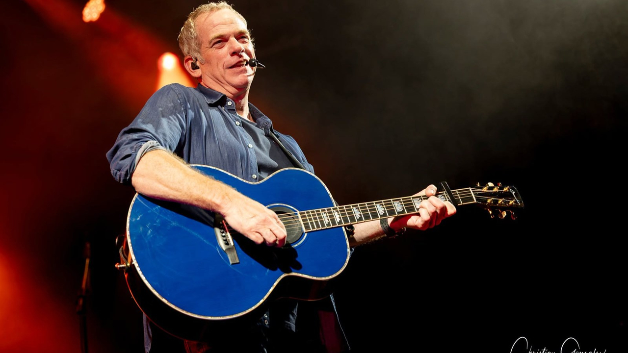 Le samedi 27 juin, Garou revisitait plus de 25 ans de carrière à travers ses plus grands succès et ses nouvelles chansons, dans un spectacle chargé d’émotion