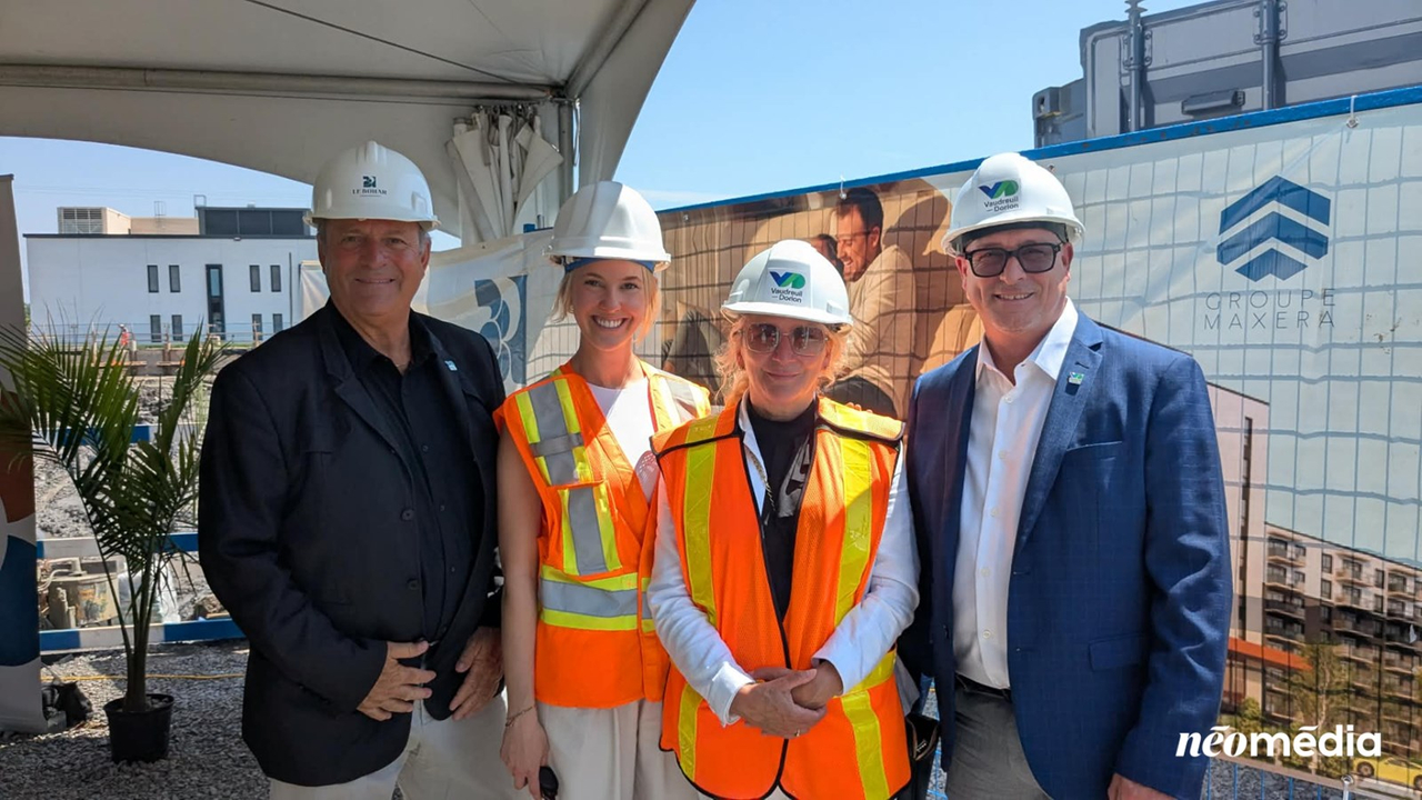 François Séguin, conseiller municipal qui faisait office de pro-maire prend la pose avec Elisabeth Leduc contremaîtresse aux permis et à l'inspection à la Ville de Vaudreuil-Dorion, Marie Claude Gauthier, directrice de l'aménagement du territoire à la Ville et Luc Marsan, conseiller municipal du district 1