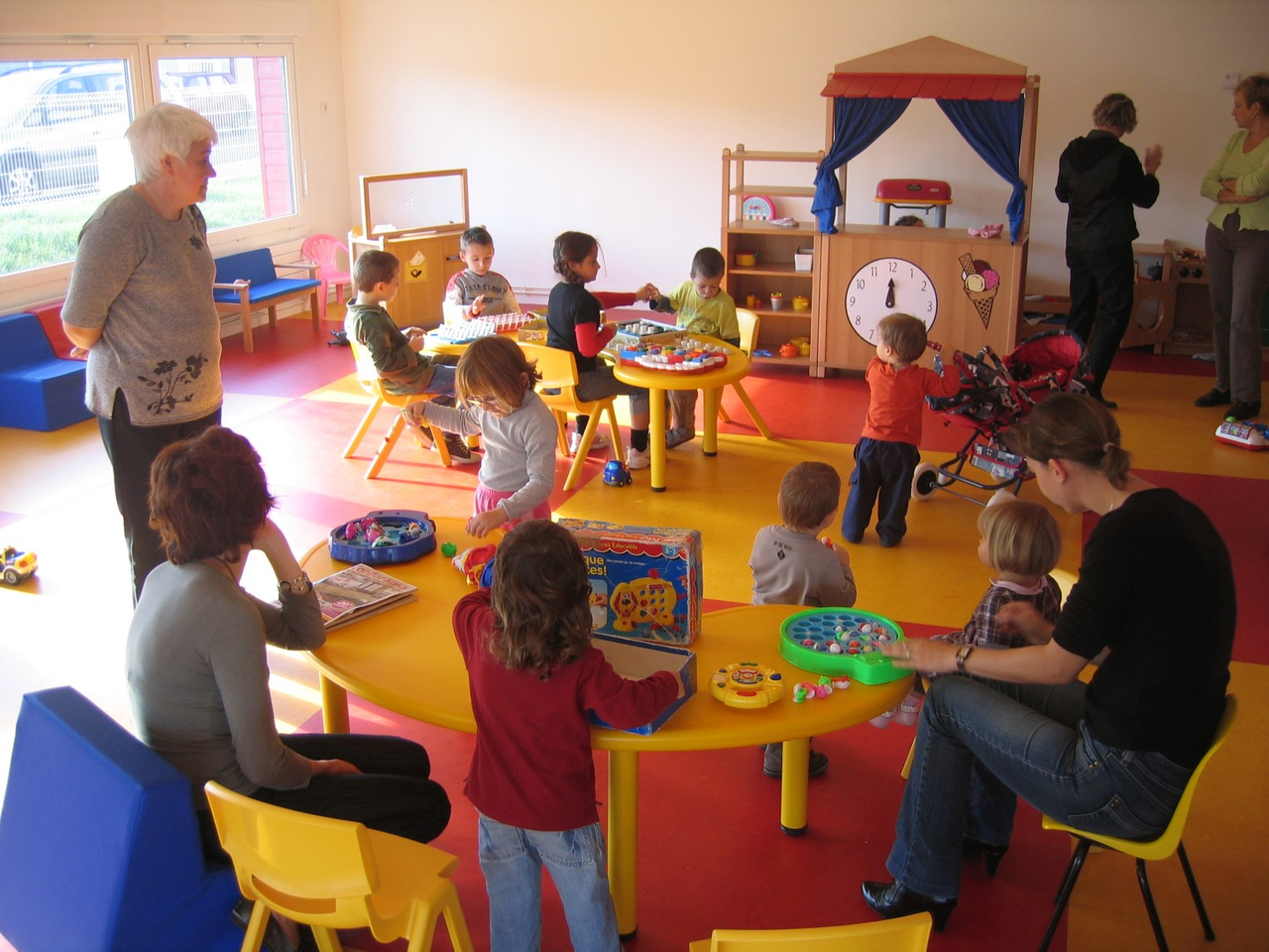 En plus de travailler le développement moteur et cognitif de l’enfant, les ateliers permettent d’acquérir des compétences parentales et mieux comprendre le concept de l’attachement. Photo : Courtoisie)