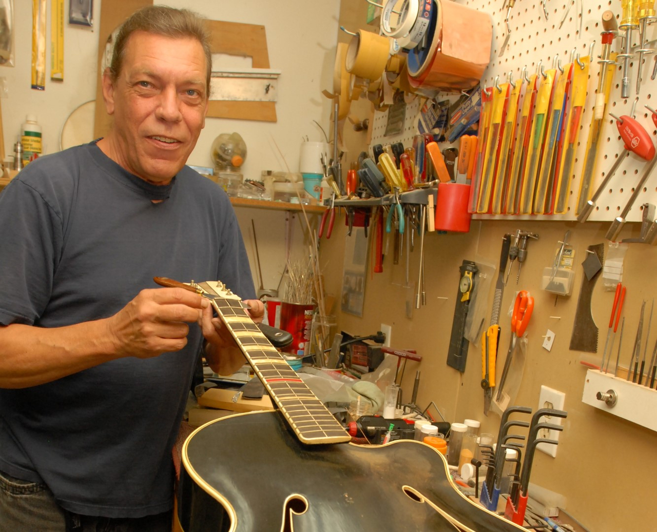 Ayant pignon sur rue à Marieville, l'atelier contient de véritables trésors pour les musiciens de la région. (Photo : Luc Giard)