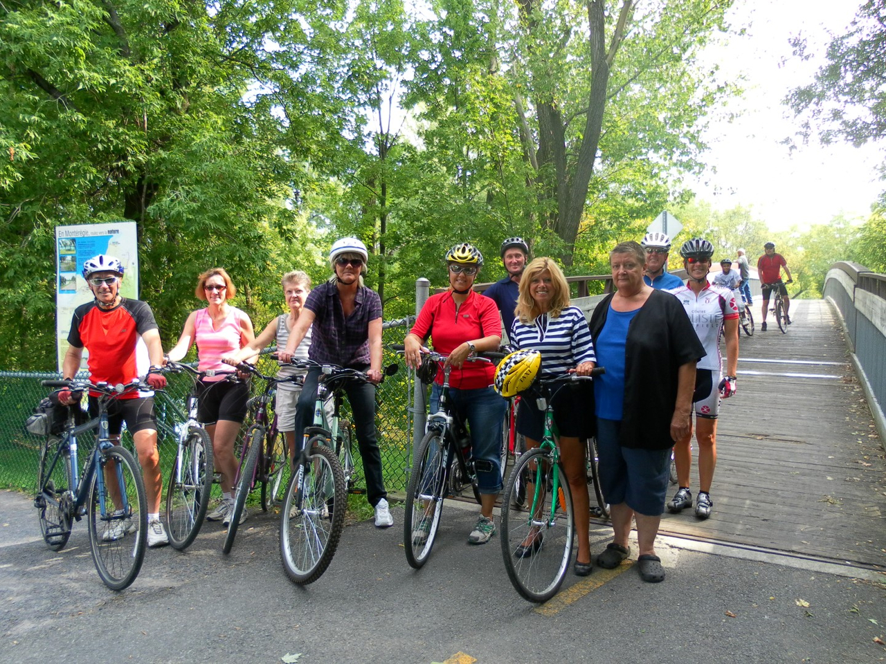La mairesse Louise Lavigne, en compagnie des conseillères municipales, Marguerite Roussel et Elena Shancez, et de quelques cyclistes. (Photo : Courtoisie)