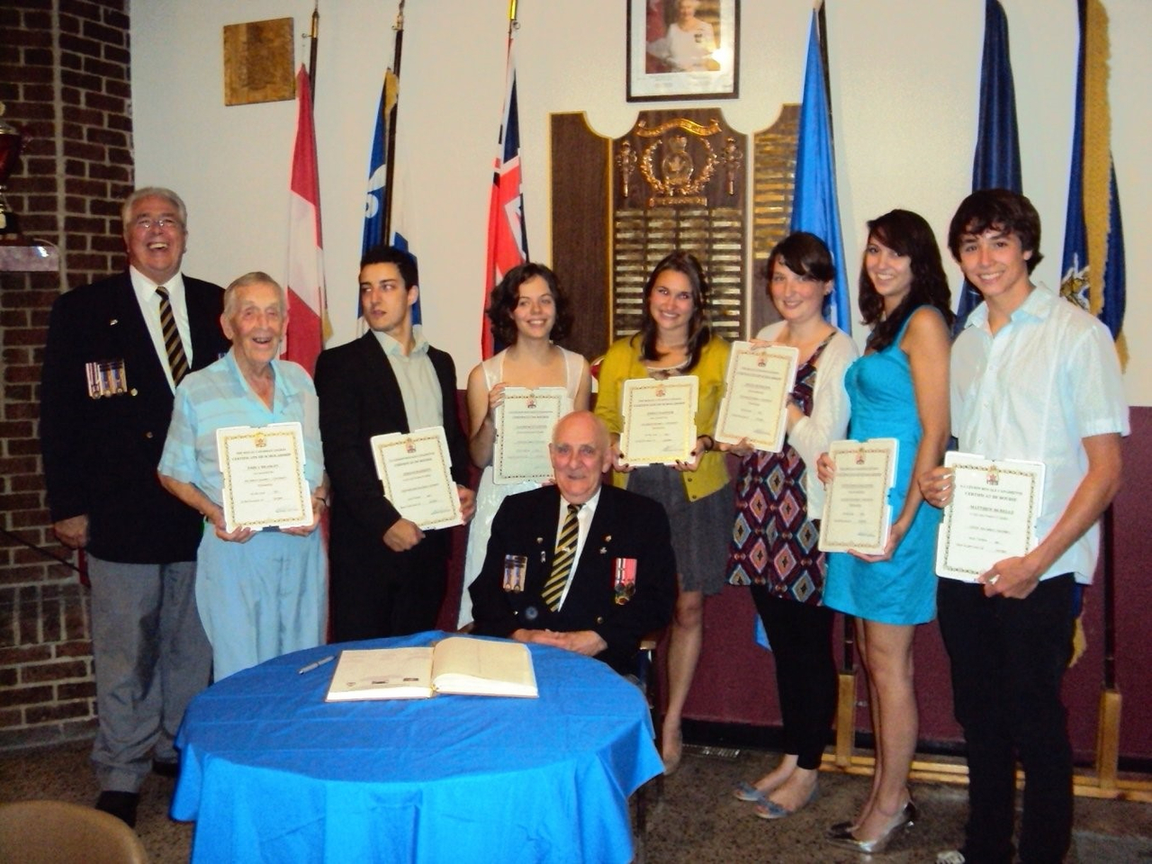 Yves LaBarre, secrétaire, Jack Bradley, officier d’entraide (pour Émily Bradly), Stefan Barrett, Laurence Carter, Angel Dufresne, Vivyanne Collette, Emily Painter, Matthew Burelle.  Assis au centre le président Roland Drouillard.(Photo : Courtoisie)