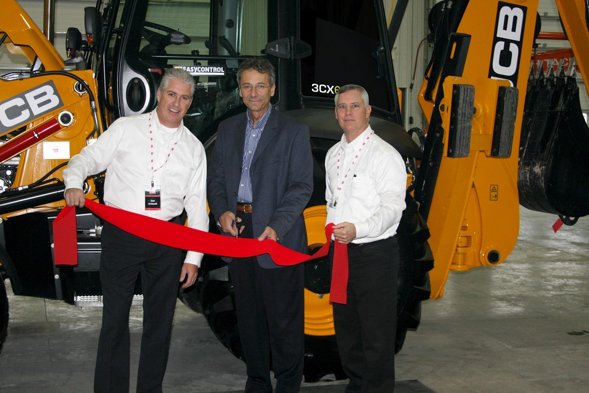 Jean Arsenault, directeur des succursales Chambly et Lachine de Wajax Équipement, Denis Lavoie, maire de Chambly, Sylvain Bélisle, directeur général, région de l’Est du Canada de Wajax Équipement.(Photo : Courtoisie)