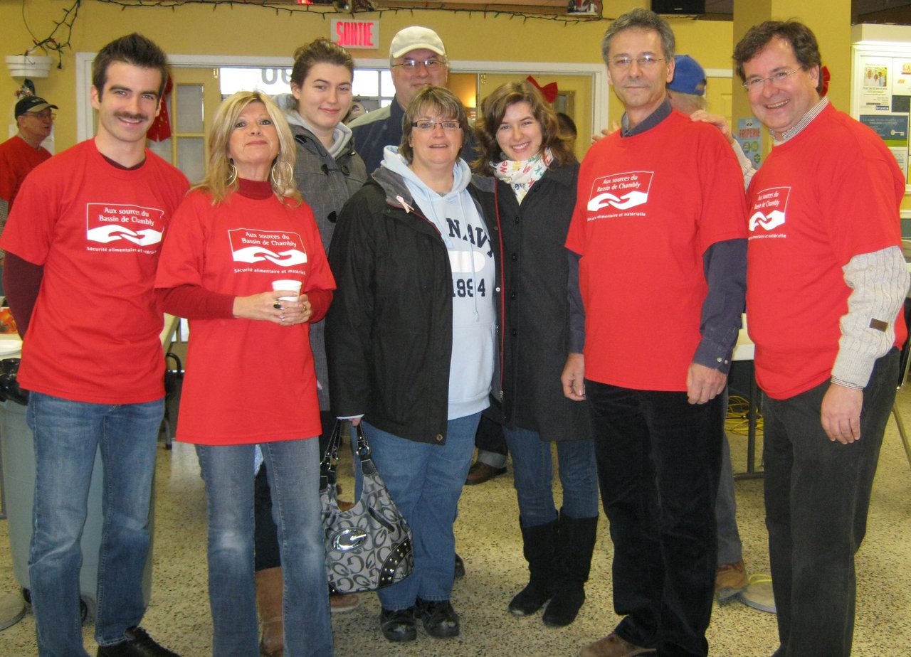 Le député de Chambly-Borduas à la Chambre des communes, Matthew Dubé, la mairesse de Carignan, Louise Lavigne, le maire de Chambly, Denis Lavoie et le député de Chambly à l'Assemblée nationale, Bertrand St-Arnaud en compagnie de quelques « guignoleux ». (Photo : Courtoisie)