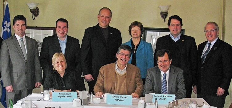 Au premier rang Monique Richard (Marguerite-d’Youville), Sylvain Simard (Richelieu) et Bertrand St-Arnaud (Chambly). Au second rang, Guy Leclair (Beauharnois), Dave Turcotte (Saint-Jean), Stéphane Bergeron (Verchères), Marie Malavoy (Taillon), Bernard Drainville (Marie-Victorin) et Émilien Pelletier (Saint-Hyacinthe).  Absentes lors de la prise de photo : Marie Bouillé (Iberville) et Martine Ouellet (Vachon).(Photo : Courtoisie)