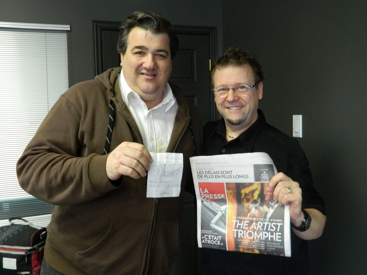 Yves Bélanger, chef de pupitre au Chambly Express.ca, en compagnie du mentaliste Michael Landry, lors du décachetage de l'enveloppe scellée.