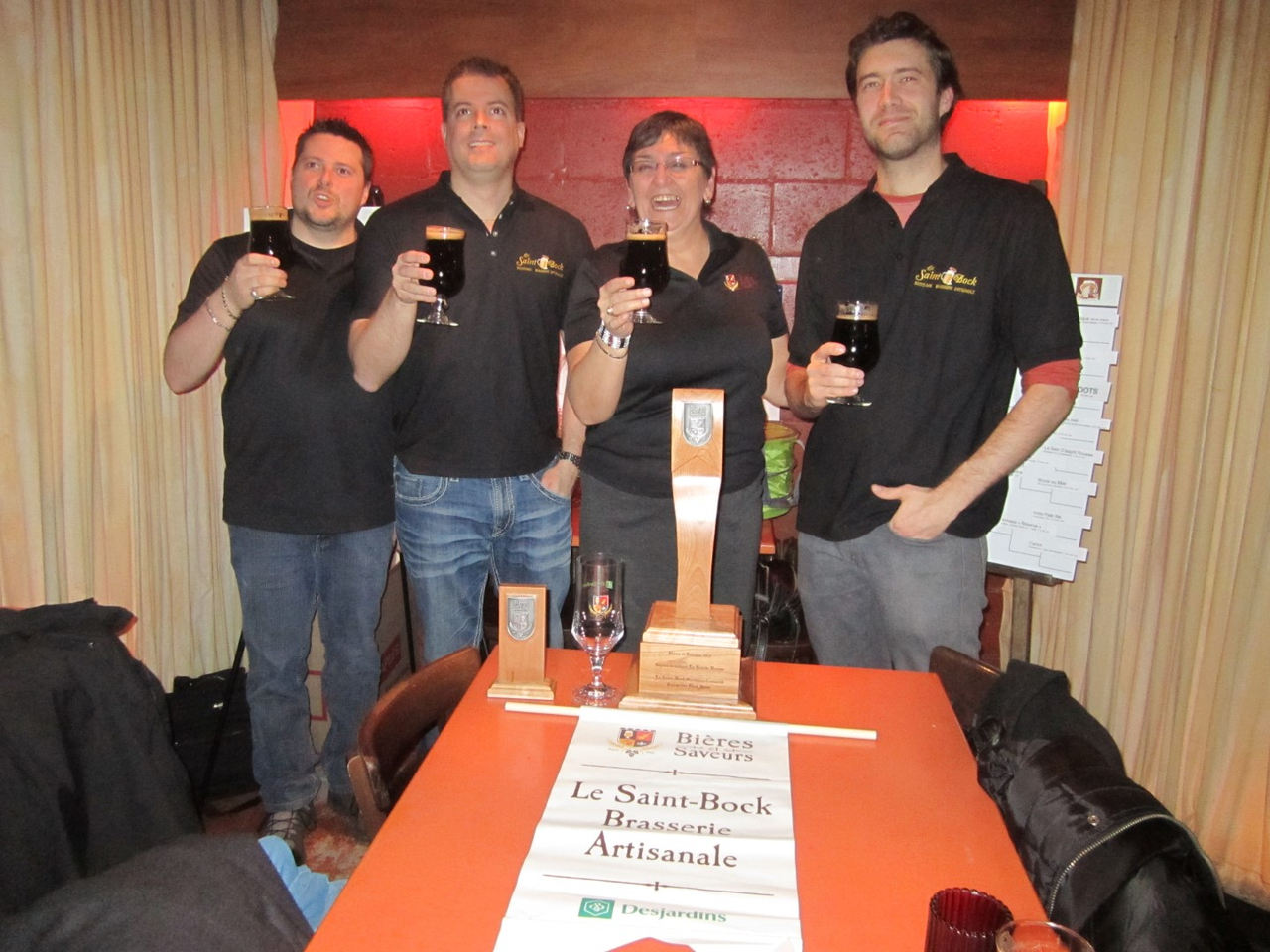 Les responsables de la microbrasserie Le Saint-Bock lors de la remise du trophée, le 5 mars.