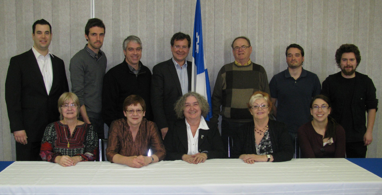 Le Parti Québécois de Chambly s'est aussi doté d'un nouveau conseil exécutif. On aperçoit ici, sur la première rangée, Rachel Mercier (conseillère); Solange Beaulieu (conseillère); Pierrette Richer (présidente); Monique Simard (conseillère) et Marie-Pier Charette (conseillère). Sur la deuxième rangée, Benjamin Gagnon (conseiller); Charles Fraser-Guay (représentant jeune); Benoît Lessard (vice-président); Bertrand St-Arnaud (député de Chambly); Jean-Denis Bernier (trésorier); Mathieu Pelletier (représentant jeune) et Louis Tremblay -Monty (conseiller). Absent lors de la prise de photo, Richard Houle (secrétaire).