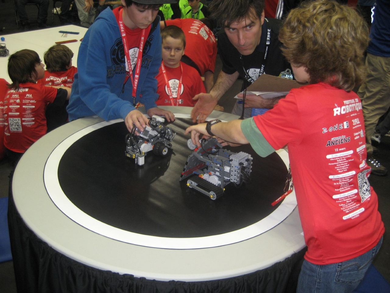 À leur première participation, les élèves de la Commission scolaire des Patriotes ont fait tourner bien des têtes lors de la 3e édition du Festival de la robotique 2012.