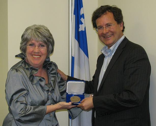 Bernice Hamel a reçu la médaille des mains du député de chambly, Bertrand St-Arnaud.