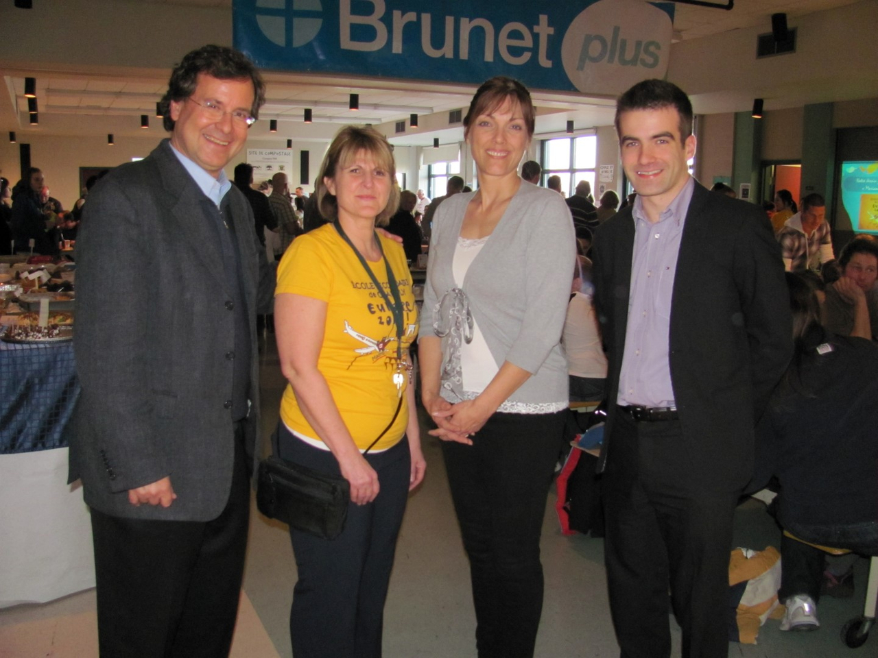 France Bouchard, enseignante organisatrice du voyage Europe 2012, accompagnée du député de Chambly à l’Assemblée nationale, Bertrand St-Arnaud, du député de Chambly-Borduas à la Chambre des communes, Matthew Dubé et de la conseillère municipale de Chambly, Lucette Robert.