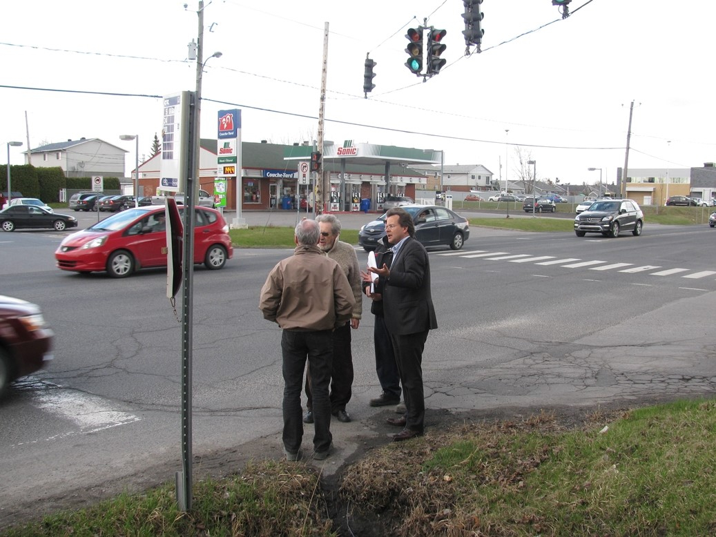 Bertrand St-Arnaud s’est rendu récemment à Richelieu pour constater, avec quelques citoyens du secteur, la dangerosité de l’intersection Route 133/14e avenue.