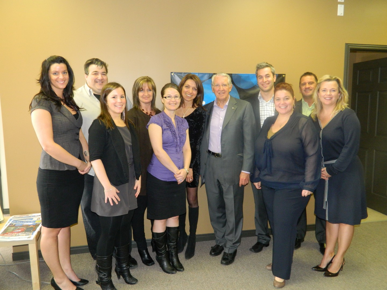 Karine Gagnon Morin, conseillère en publicité solutions médias, Yves Bélanger, chef de pupitre, Claudy Laplante St-Jean, journaliste, Josée Drapeau, coordonnatrice aux ventes, Marie-France Turcot, superviseure aux ventes, Lucie Lecours, éditrice, Rémi Marcoux, fondateur de TC Transcontinental, Lawrence Olivier Benjamin, conseiller en publicité solutions médias, France Galipeau, coordonnatrice aux ventes, Stéphane Vinet, directeur général régional et Marie-Josée Gagnon, adjointe à l’éditrice.