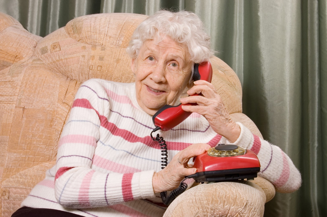 Les personnes âgées sont particulièrement vulnérables aux fraudes par téléphone.