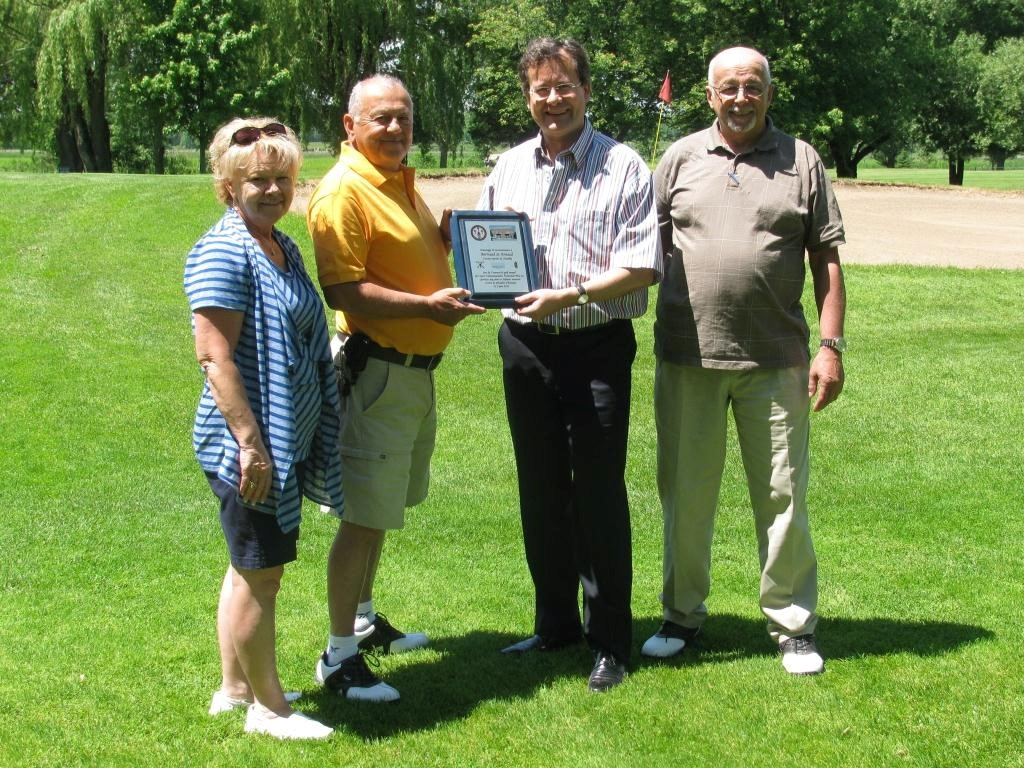 Bertrand St-Arnaud en compagnie de la directrice de l’Entraide Plus, Louise Pilette; du président du conseil d’administration, André Lefebvre et du président du tournoi de golf, Robert Laplante.
