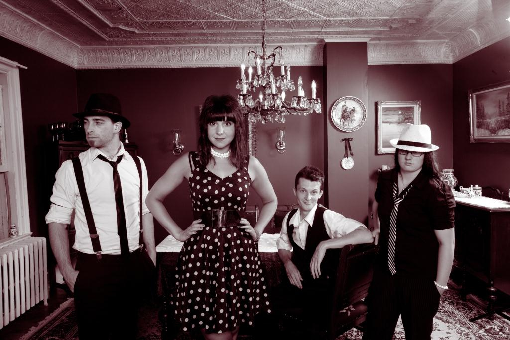 En mélangeant le jazz, le blues et la musique populaire, le groupe transporte l'auditoire dans l'ambiance des cabarets d'autrefois.