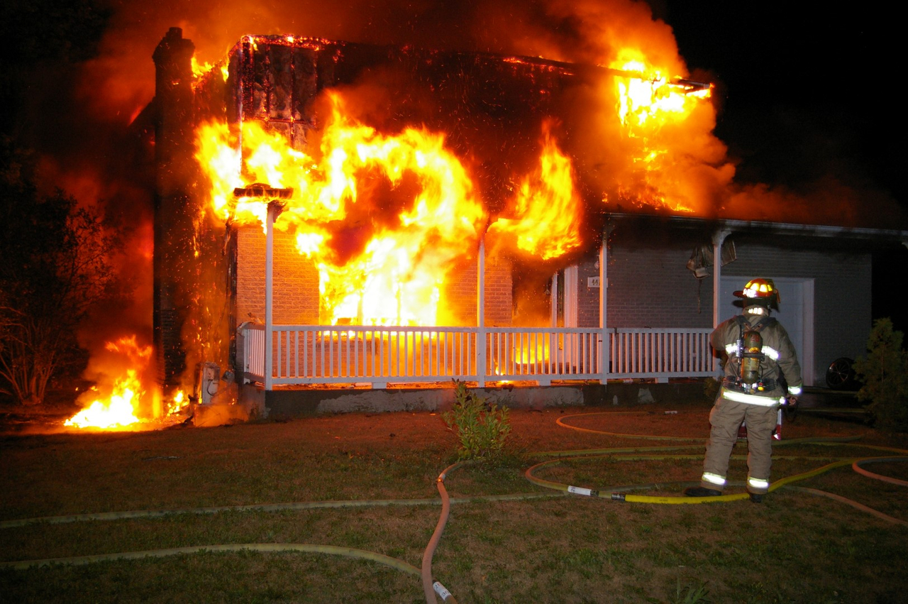 Une maison de Carignan en flammes