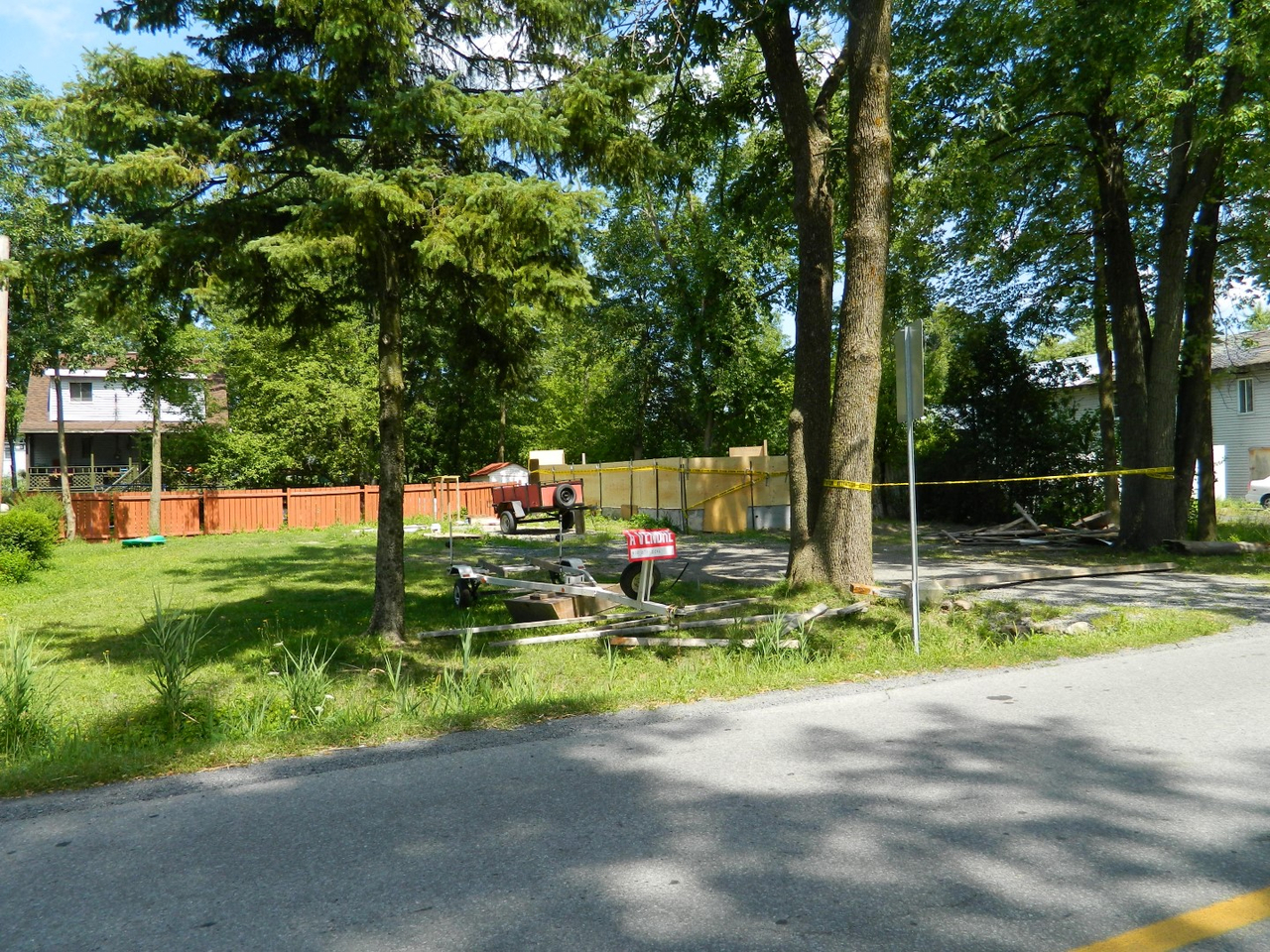 La roulotte de chantier a été retirée du terrain de la rue Henriette.