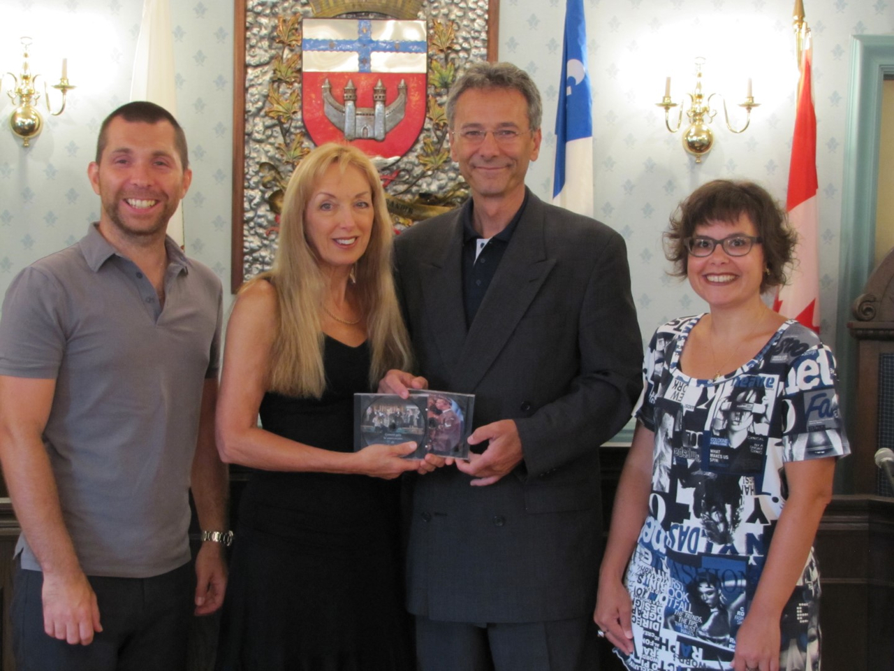Le maire de Chambly, Denis Lavoie, entouré de représentants de l’Atelier lyrique de Chambly, Patrice Côté, directeur musical, Christiane Fournier, fondatrice et directrice artistique, et Nadine Brunet, présidente.
