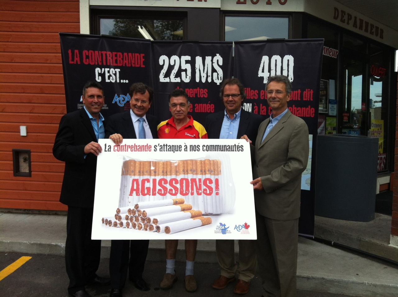 Martin Trudeau, candidat pour la CAQ dans Chambly, Bertrand St-Arnaud, député sortant et candidat péquiste dans Chambly, le propriétaire du dépanneur Shell à Chambly, Michel Gadbois, vice-président principal de l’ACDA et Denis Lavoie, maire de Chambly