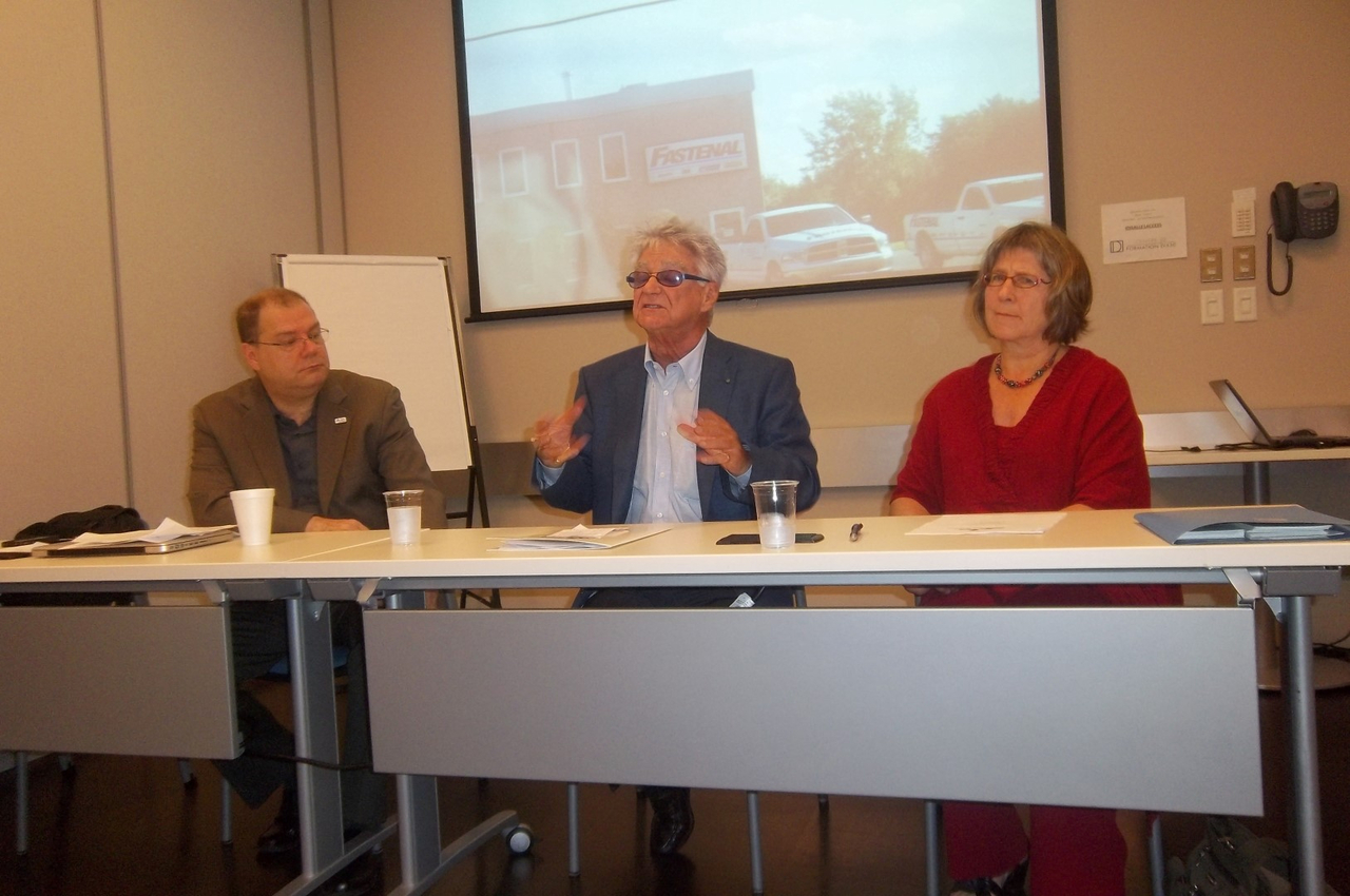 Le président du Mouvement Québec Français, Mario Beaulieu, l’animateur, conférencier et « citoyen engagé », Gilles Proulx, et la présidente du Mouvement Montérégie Français, Luce Cloutier.