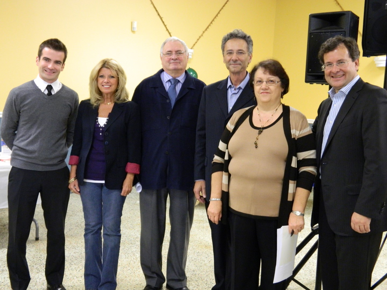 Le député fédéral, Matthew Dubé, la mairesse de Carignan, Louise Lavigne, le président de la TRAM, Yves Ménard, le maire de Chambly, Denis Lavoie, la présidente du Centre d'écoute Montérégie, Ginette Grenier, et le député provincial et ministre de la Justice, Bertrand St-Arnaud.